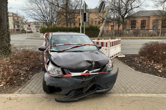 Falsch abgebogen: 58-Jähriger verursacht mit 2,6 Promille Unfall in Zwickau - Das Ende eines Unfalls am Schwanenteich: Die Front demoliert, der Mast in Schräglage.