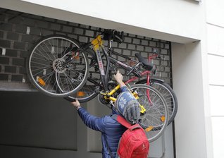 Falsch angeschlossen - Fahrräder verklemmen Rolltor - 