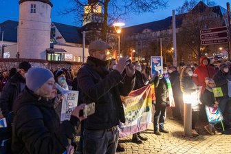 Falsch ausgezahlte Flüchtlingshilfen im Vogtland: Was bei der Prüfung herauskam - Vier Tage nach dem Angriff auf die Ukraine zeigten rund 150 Vogtländer am Wendedenkmal in Plauen ihre Solidarität mit dem Land.