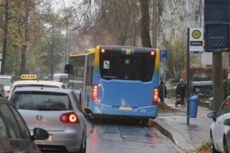 Falsch geparktes Auto behindert Verkehr am Klinikum Chemnitz - 