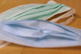 Falsche Amtsärzte klingeln an Türen - Zwei Personen haben sich in Plauen als Amtsärzte ausgegeben. Mit dieser Masche wollten sie sich Zutritt zu Wohnungen in einem Mehrfamilienhaus verschaffen.