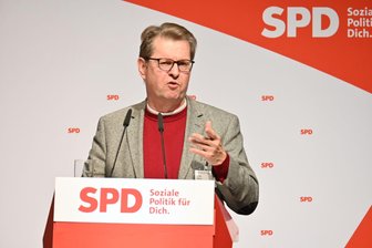 „Falsche Illusionen und Hoffnungen bringen uns nicht weiter“ - So reagiert Sachsens SPD auf „Manifest“ - Ralf Stegner (SPD) ist einer der bekannten SPD-Politiker, die das Schreiben unterzeichnet haben. Die Reaktionen darauf waren größtenteils kritisch.