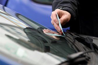 Falsche „Knöllchen“ in Aue verteilt - In Aue hat eine Firma falsche „Knöllchen“ verteilt.