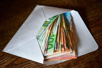 Falsche Polizistinnen bedrängen Seniorin - In Dresden sind Senioren Opfer von Betrügern geworden. (Symbolbild)