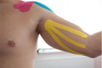 Falsche Therapeuten in Zwickauer Reha-Klinik: Laut Ermittler gab es deutlich mehr als 1000 Verdachtsfälle - Ein Lymph-Tape, fächerförmig geklebt, soll durch Mikromassage den Lymphabfluss anregen. Das anzulegen will gelernt sein.