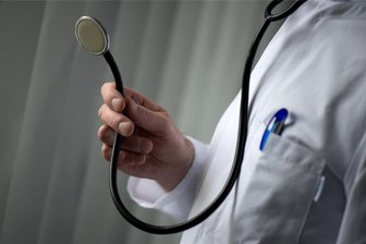 Falscher Arzt im Erzgebirge: Fall wird nicht neu verhandelt - Die Landesärztekammer stellte Strafanzeige, nachdem sich der Beschuldigte mit gefälschten Unterlagen als Arzt anmelden wollte (Symbolbild).