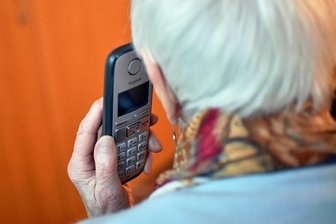 Falscher Polizist bringt Seniorin um mehrere Zehntausend Euro - Mit einer Räuberpistole haben unbekannte Betrüger eine Frau aus Jöhstadt um viel Geld gebracht (Symbolfoto).