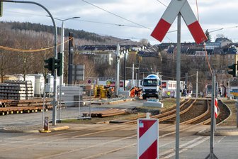 Falschfahrer bleibt in Plauen auf Straßenbahngleisen hängen - Die Neue Elsterbrücke in Plauen ist stadteinwärts noch Baustelle.