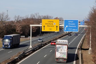 Falschfahrerin auf der B 93 zwischen Meerane und Zwickau: Mehr als 20 Autofahrer wählen Polizei-Notruf - Blick zur B 93: In Richtung Zwickau war am Donnerstagnachmittag eine Falschfahrerin unterwegs.