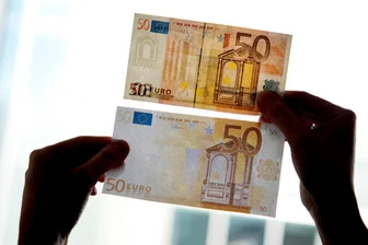 Falschgeld in Plauen aufgetaucht - Ein echter und ein falscher Fünfzig-Euro-Schein werden gegen das Licht gehalten.