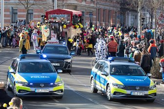 Falschgeld und ein falscher Polizist: Diese Straftaten gab es beim Faschingsumzug in Plauen - Aus Sicherheitsgründen sicherte die Polizei den Faschingsumzug mit mehr Einsatzkräften ab.