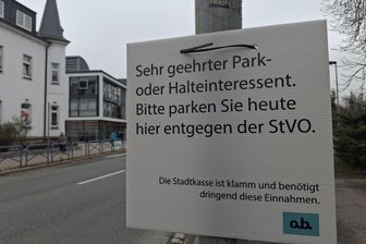 Falschparken gegen das Haushaltsloch: Ungewöhnlicher Aufruf in Flöha - Diese Schilder waren am Dienstagfrüh an mehreren Stellen im Stadtgebiet Flöhas zu sehen.