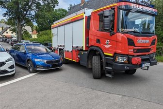 Falschparker am Freibad Neukirchen: Feuerwehr schlägt Alarm – Gemeinde reagiert sofort - Auf Kreuzung Weststraße/Max-Weigelt-Straße halten sich nicht alle an die Verkehrsordnung. Die Löschfahrzeuge haben es dann schwer, vorbeizukommen. Am Wochenende meiden sie die Stelle daher.