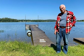 „Falschparker“ auf der Talsperre Pöhl abgeschleppt: Streit zwischen Verein und Zweckverband eskaliert - Der Bootssteg des Kanu- und Wassersportvereins Pöhl ist ein beliebtes Fotomotiv bei Besuchern der Talsperre. Auch Wolfgang Uhlig schätzt den Ausblick.