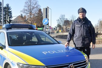 Falschparker, herumirrende Schafe oder Prügeleien: Der Mann für viele in Polizeiuniform - Bürgerpolizist Silvio Grebarsche steht in Hartmannsdorf bei Fragen der Sicherheit als Ansprechpartner zur Verfügung.