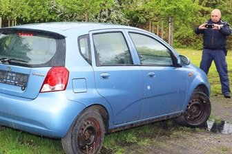 Falschparker, Müll, Graffiti: Zwei Neue sorgen für Ordnung - David Heuschneider (l.) und Michael Peuschel nehmen am Ziegeleiweg einen illegal abgestellten Pkw auf. 