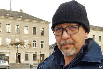 Falschparker, Randalierer & Co.: Ist es in Oelsnitz schlimmer geworden? - Im Einsatz für die Ordnung in Oelsnitz: Politeur Michael Knoll.