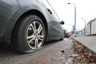 Falschparker: Wieder Autoreifen zerstochen - An sechs Autos auf der Annenstraße haben Unbekannte Reifen aufgeschlitzt.