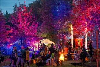 Familiär, detailverliebt, besonders und preiswert: Das 22. L*abore-Ferstival in Hauptmannsgrün - Entspannte Atmosphäre auf dem Gelände am Mühlteich.