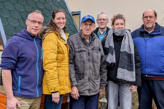 Familiärer Pyramidenanschub in Niedersaida: Ein Zeichen der Gemütlichkeit - Konrad Eberlein (3.v.l.) und seine Familie organisieren und veranstalten den Pyramidenanschub in Niedersaida.
