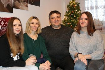 Familie aus Kasachstan fühlt sich in Zwickau wohl - Sie stand für den Fernsehsender Arte vor der Kamera - Familie Geist, die aus Kasachstan kommend in Zwickau ein neues Zuhause gefunden hat: Oxana und Alexey Geist mit den Töchtern Lisa (links) und Evelina.