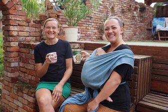 Familie aus Trünzig geht auf Weltreise: Welche Tipps sie für andere Abenteurer hat - Zusammen einen Kaffee trinken können Sabrina Pätzold (rechts mit Baby Raiana) und Indre Danieliute in den kommenden Monaten nicht mehr. Aber sie wollen über die sozialen Netzwerke und übers Handy Kontakt halten.