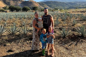 Familie aus Westsachsen erfüllt sich einen Traum: Schnorcheln in Mexiko mit den größten Haien der Welt - Bei einem Besuch einer Agavenfarm auf dem mexikanischen Festland erfuhren die Pätzolds, wie Tequila hergestellt wird. Auch der Besuch kleiner historischer Orte steht auf dem Programm.