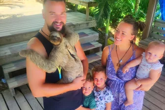 Familie aus Westsachsen lebt jetzt den Alltag auf einer Karibikinsel: Wohnmobil ist sicher geparkt - Die hautnahen Begegnungen mit Tieren - hier mit einem Faultier - sind für Familie Pätzold aus Trünzig immer wieder ein Erlebnis.