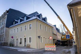 Familie baut 300 Jahre altes Haus im Erzgebirge zum Hotel um - Mit der Modernisierung dieses 300 Jahre alten denkmalgeschützten Gebäudes im Zentrum von Schlettau wird das Boutiquehotel „Grüner Zweig“ erweitert. Bald sollen dort Gäste übernachten können.