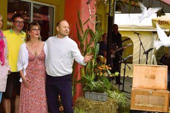 Familie dankt nach Hilfe in Birnbaum - Gabriela Doskocil, Mirko Raatz von der Bergkapelle Thum, Blütenzauber-Inhaberin Kathleen Lippmann und Pavel Doskocil (v. l.) freuten sich beim Fest über die weißen Tauben von Züchter Frank Seidel.