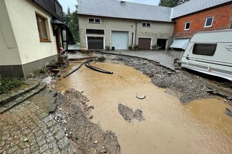 Familie Fritzsche in Weigmannsdorf: Unwetter hinterlässt Spur der Verwüstung - Das Unwetter am Sonntagnachmittag, das in Lichtenberg und Weigmannsdorf niederging, hat den Hof auf dem Grundstück von Familie Fitzsche in Weigmannsdorf zerstört.