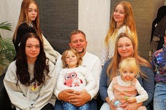 Familie Hanf: Acht Kämpfer, ein Wunsch - Nur Vierbeiner Ben fehlt auf dem Foto. Familie Hanf aus Neumark geht sonst immer gemeinsam durch dick und dünn. In diesem Fall schauen alle auf den Fotografen, und zwar vorn von links: Thalea, Vater Jörg mit Mia, Mutter Sandra mit Freya und Elias. Hinten von links: Vanessa und Jessica.