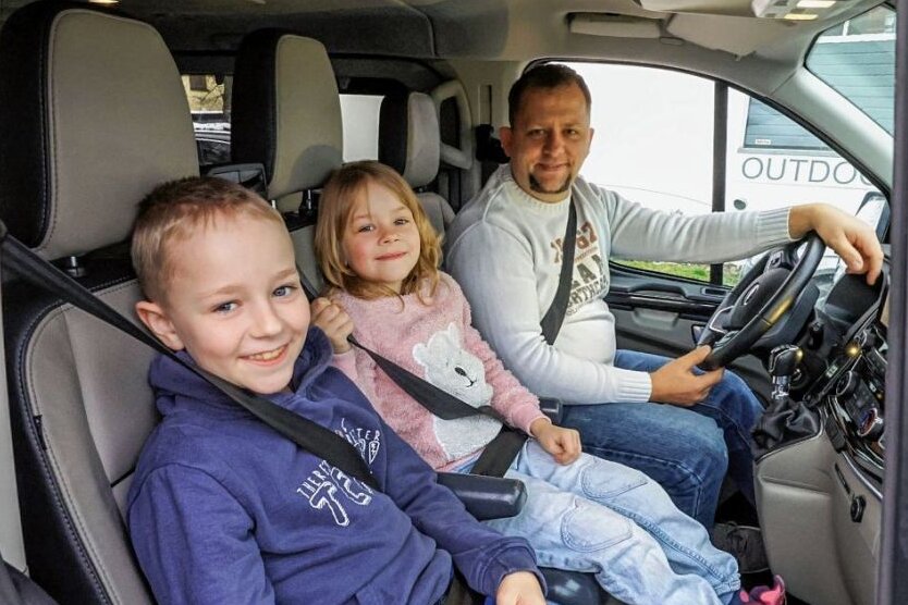Familie Hanf entspannt im neuen Auto: Mit Tempomat an die See - Wer will vorne bei Papa Jörg Krumpe sitzen? Ein klarer Fall für Mia und Elias. 