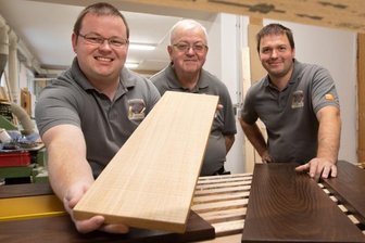 Familie Hiller lädt zum Tischlern und Staunen ein - Drei Tischlermeister mit ihrem bevorzugten Werkstoff: Wilhelm Hiller (Mitte) mit seinen Söhnen und Nachfolgern Daniel (links) und Stefan.