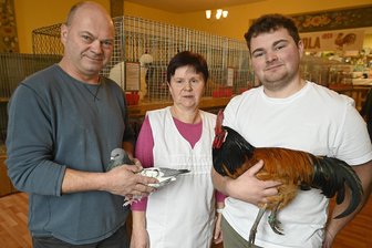 Familie im Vogtland seit 100 Jahren in Züchterverein eine feste Größe - Züchter in Eichigt: Ronny Krauß (links) ist der Enkel von Christian Krauß, der einer der Gründungsväter des Vereins war, Gisela Krauß, die Frau von dessen Sohn Siegfried, und Urenkel Pascal Krauß.