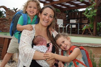 Familie in Trünzig gibt Schweine, Hühner und Schafe ab - und startet Weltreise - Sabrina Pätzold geht Ende August gemeinsam mit ihrem Mann und ihren drei Kindern Thorin (links), Majvi (rechts) und Baby Raiana auf Weltreise. Mindestens ein Jahr lang wird die Familie aus Trünzig von Zuhause fort sein.