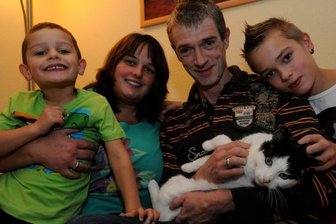 Familie Kunz hat ihren Felix wieder - Familie Kunz ist wieder komplett. Kater Felix mit Katrin und Jens Kunz sowie den Söhnen Fabian (links) und Bastian. Katzendame Mausi gehört auch noch zum Glück, wollte jedoch beim Fototermin mit Rücksicht auf Felix nicht ins Rampenlicht. Der Kater braucht noch viel Ruhe.