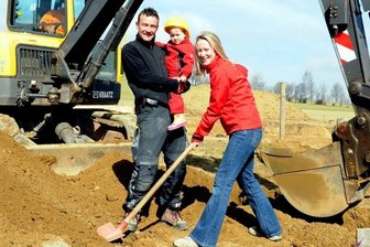 Der Hausbau der Familie Fritzsche - Vater Thomas, Mutter Kathleen und Tochter Maxi - am Mittelpunkt des Erzgebirgskreises in Tannenberg hat begonnen. Das Ziel: Weihnachten wollen sie im neuen Heim verbringen. Und Maxi wünscht sich ein Trampolin. Na, mal sehen... 