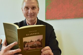 Familie Modrow in Klarphul: Wie sich ein Chemnitzer Richter auf Zeitreise begibt - Matthias Ries-Wolff mit seinem Buch "Klarphul".