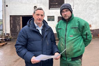 Familie überwältigt von der Solidarität nach dem Großbrand in Neumark - Bürgermeister Sven Köpp (links) überreichte am Freitag Daniel Seumel einen Spendenscheck über 12.500 Euro. Diese Spenden gingen nach dem Großbrand vom 4. November auf dem von der Gemeinde eingerichteten Spendenkonto ein.