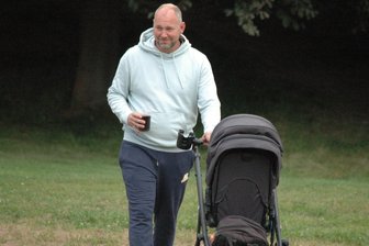 Familie und Fasching statt Fußball: Ehemaliger Wechselburger Trainer spricht über seine neuen Aufgaben - Früher an der Taktiktafel, nun am Kinderwagen: Silvio Dost lässt sich nun bei den Heimspielen des SSV Königshain-Wiederau ab und an mit der Familie blicken.