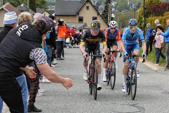 Familie und Malle-Songs sorgen für extra Motivation - Reichlich Zuschauer hatten sich bei der 43. Erzgebirgsrundfahrt am Streckenrand eingefunden und feuerten die Fahrer an. So auch hier an der Grünhainer Straße in Bernsbach, kurz vor der Bergwertung. 
