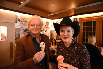 Familie von Terence Hill eröffnet Gelateria in Dresden - Jess Hill und Filialchefin Viktoria Franke.