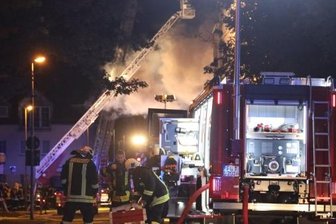 Familie zieht nach Brand in Notunterkunft - Etwa 70 Kameraden der Freiwilligen Feuerwehren aus Frankenberg, Oberlichtenau und Flöha rückten zum Löscheinsatz aus.