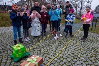Familien auf Weihnachtstour - Der Spiel-Spaß-Kindertreff Plauen führte am Samstagnachmittag eine Weihnachtstour durch. Lea und Lavinia mussten so schnell wie möglich Rollwägen mit Geschenken zu sich ziehen.