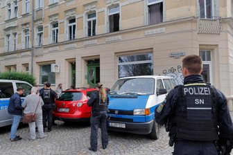 Familien aus Osteuropa im Visier Chemnitzer Behörden: „Das ist einfach unglaublich“ - Mit Unterstützung der Polizei kontrollieren Mitarbeiter mehrerer Behörden ein Wohnhaus am Fuße des Kaßbergs.