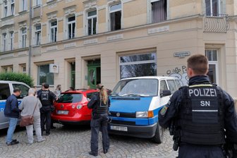 Familien aus Osteuropa im Visier Chemnitzer Behörden: „Das ist einfach unglaublich“ - Mit Unterstützung der Polizei kontrollieren Mitarbeiter mehrerer Behörden ein Wohnhaus am Fuße des Kaßbergs.