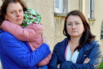 Familien in Not: "Wie sollen wir das noch stemmen?" - Nicole Voitel mit ihrer vierjährigen Tochter Pollie (links) und Stephanie Leistner haben unter anderem an Politiker einen Hilferuf geschickt. Die Frauen kritisieren, dass die Preissteigerungen vor allem Familien mit mittleren Einkommen treffen.
