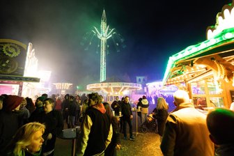 Familien-Urlaubsort im Vogtland gibt 2026 richtig Gas - Die Kirwe, hier der Karussellbetrieb auf dem Lindenplatz, ist vom 16. bis 19. Oktober Erlbachs größte Veranstaltung im Jahr.