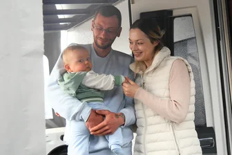 Familienalltag im Wohnwagen auf der Kät: So lebt ein junges Schausteller-Paar auf 15 Quadratmetern - Das ist Tonys erster Sommer im Wohnwagen.